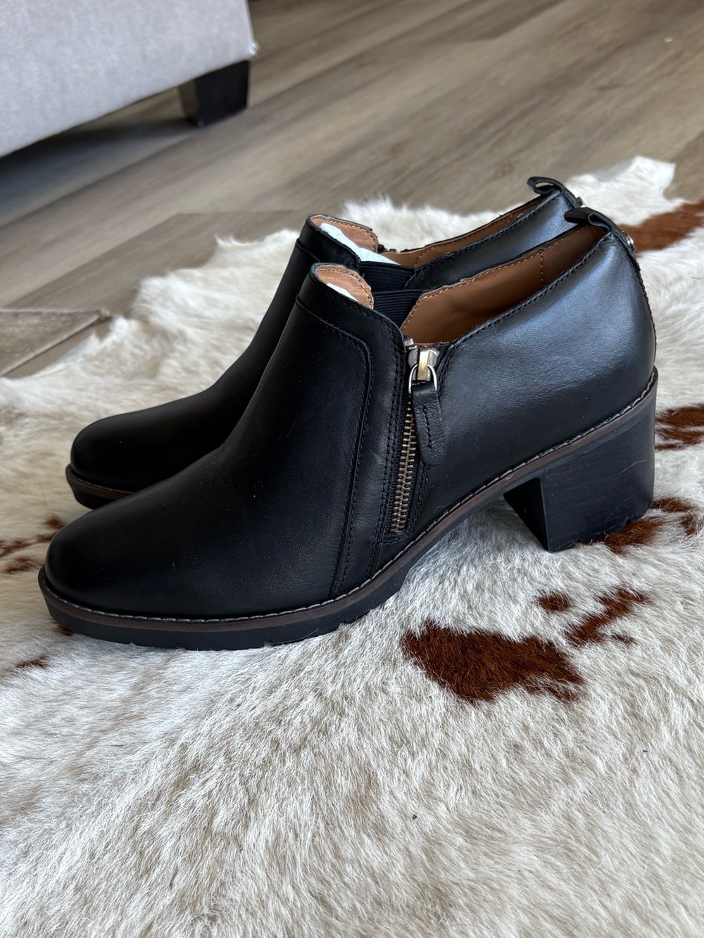 Easy Spirit Black Leather Side-Zip Heeled Ankle Boots